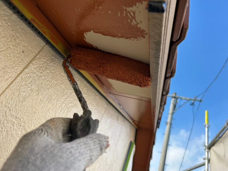 屋根裏を塗装している画像